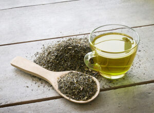  Green tea on an empty stomach: Benefits, risks & habit breakdown
